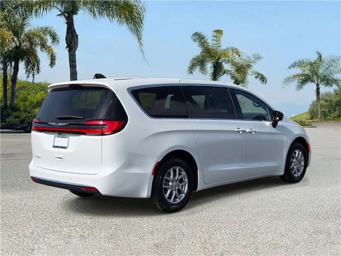 New 2026 Chrysler Pacifica Select image 4