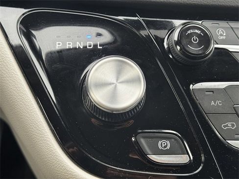 Certified 2024 Chrysler Pacifica Touring-L image 36