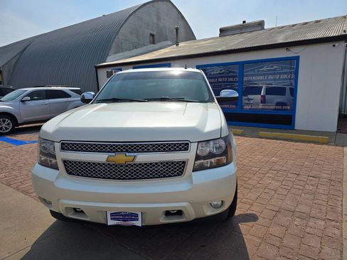 Used 2014 Chevrolet Suburban LTZ image 2