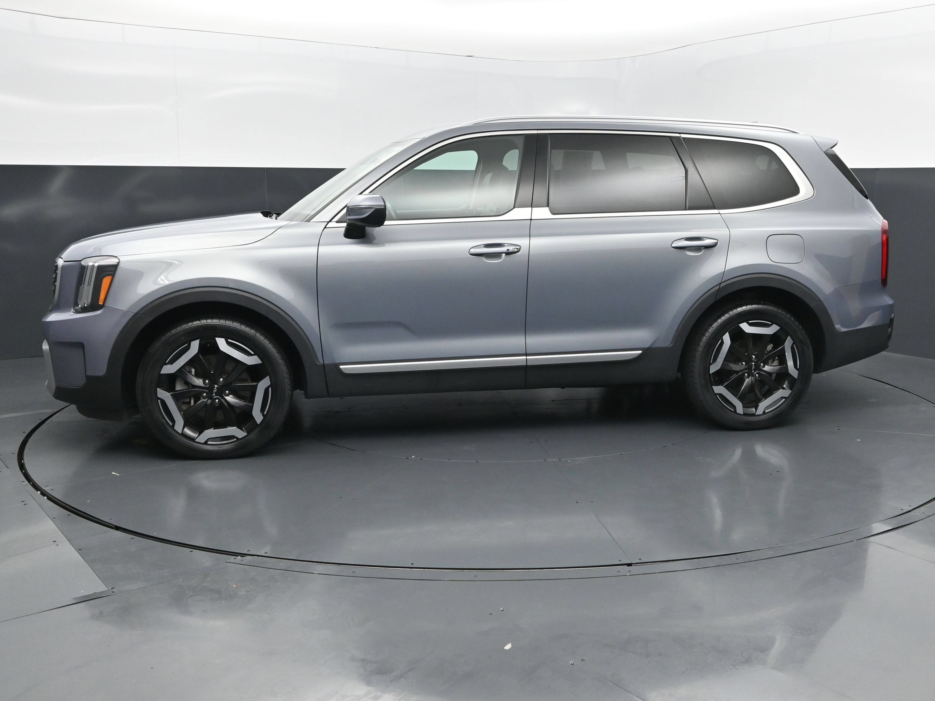 Used 2025 Kia Telluride S FWD image 2