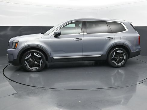 Used 2025 Kia Telluride S FWD image 2