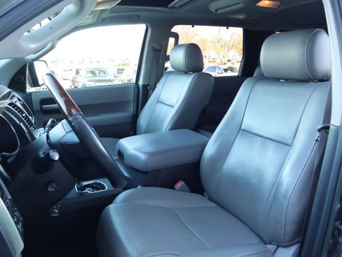 Used 2018 Toyota Sequoia Platinum image 34