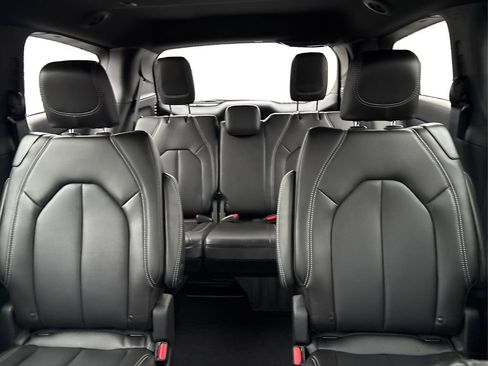 New 2026 Chrysler Pacifica Select image 17