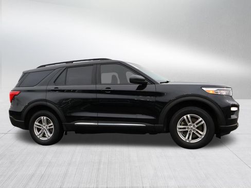 Used 2022 Ford Explorer XLT w/ Equipment Group 202A image 8