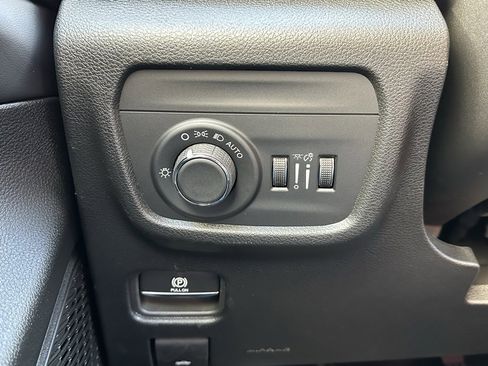 New 2025 Jeep Grand Cherokee Altitude image 24