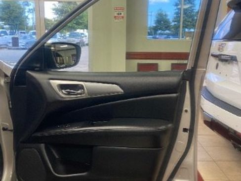 Used 2019 Nissan Pathfinder SL AWD/4WD image 11