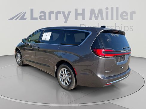 Used 2023 Chrysler Pacifica Touring-L FWD image 4
