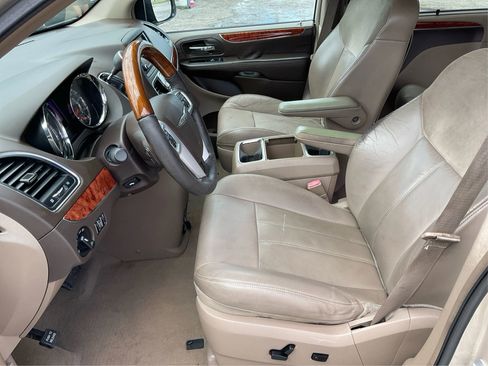 Used 2014 Chrysler Town & Country Limited w/ Luxury Group FWD image 9