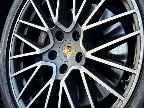 Used 2023 Porsche Cayenne Platinum Edition image 7