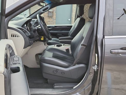 Used 2018 Dodge Grand Caravan SXT w/ Driver Convenience Group image 18