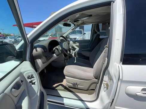 Used 2005 Chrysler Town & Country LX w/ Popular Equipment Group II FWD image 8