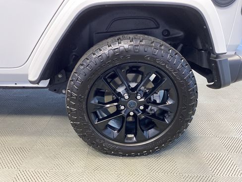 Used 2024 Jeep Wrangler Sahara image 24
