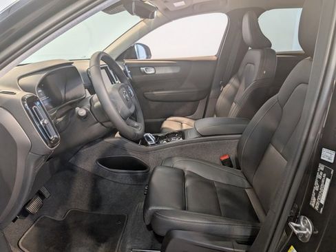 Used 2024 Volvo XC40 B5 Plus image 12
