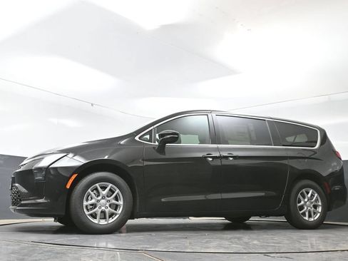 New 2027 Chrysler Pacifica Select FWD image 43