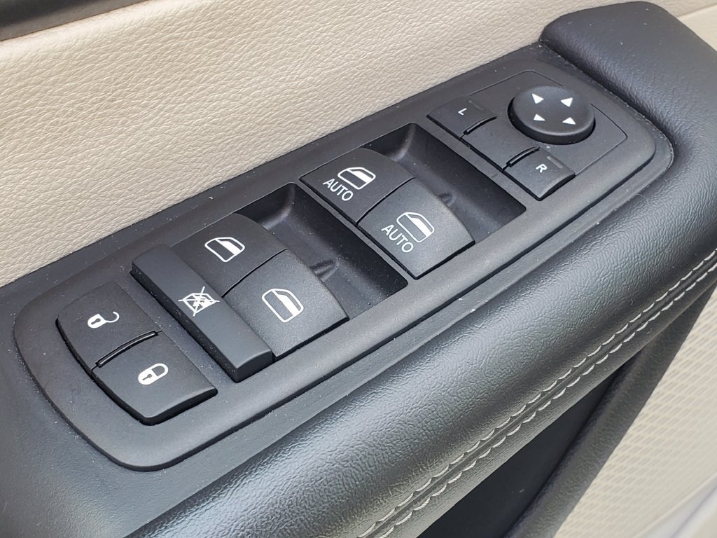 Used 2023 Chrysler Pacifica Touring-L FWD image 8