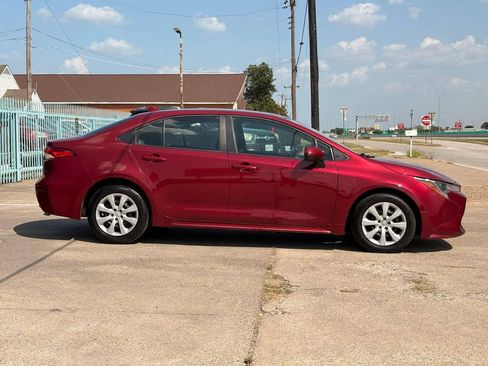 Used 2022 Toyota Corolla LE FWD image 2