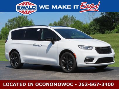 New 2025 Chrysler Pacifica Limited w/ Uconnect Theater Family Group