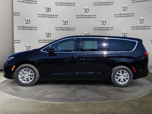 New 2026 Chrysler Pacifica Select image 2