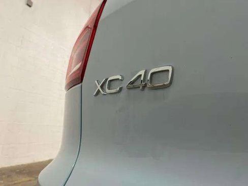 Used 2025 Volvo XC40 B5 Plus image 95