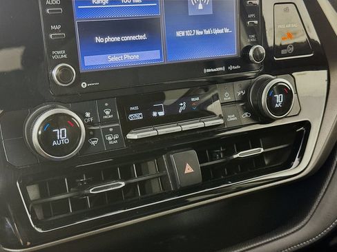 Used 2020 Toyota Highlander LE FWD image 18