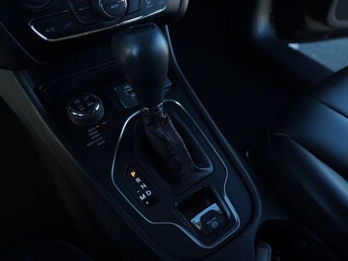 Used 2022 Jeep Cherokee Trailhawk image 30