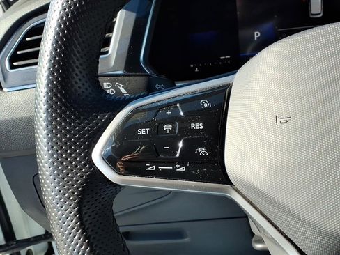 Used 2023 Volkswagen Tiguan SE R-Line image 25