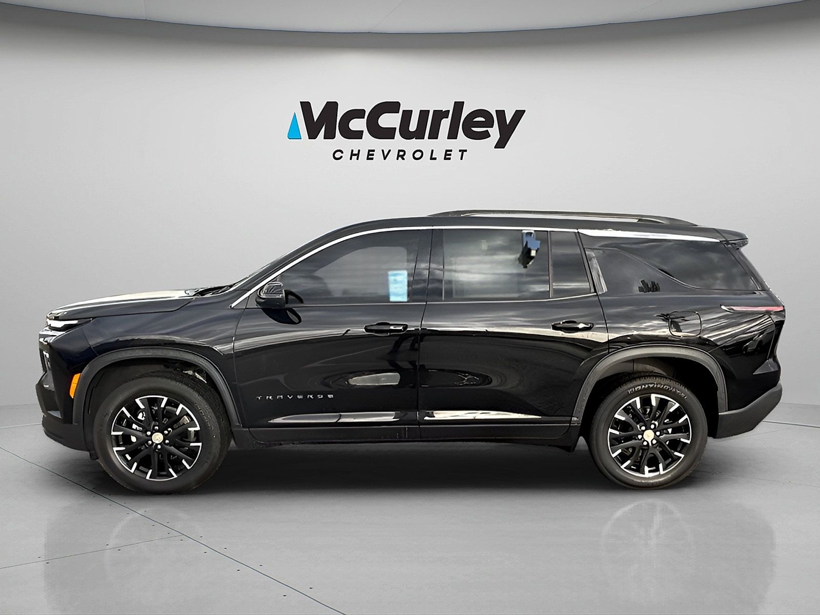 Used 2025 Chevrolet Traverse LT w/ Sun and Wheel Package AWD/4WD image 4