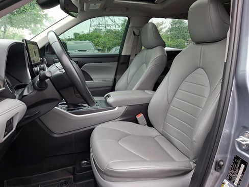Used 2023 Toyota Highlander XLE FWD image 14