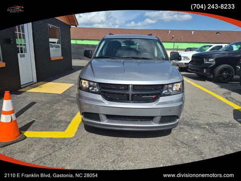 Used 2018 Dodge Journey SE w/ Blacktop Package FWD image 2