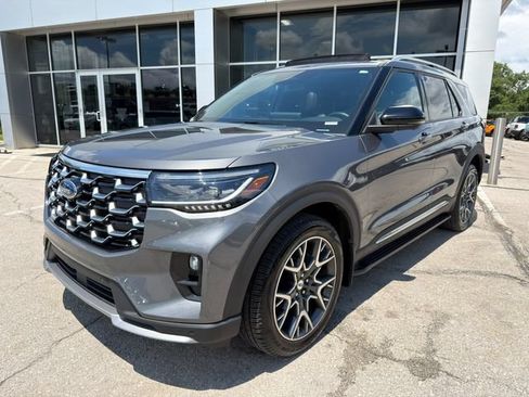 Used 2025 Ford Explorer Platinum w/ Ultimate Package AWD/4WD image 3