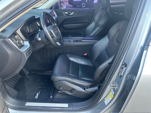 Used 2018 Volvo XC60 T5 Momentum w/ Convenience Package image 9