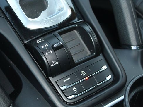 Used 2017 Porsche Cayenne Platinum Edition image 9