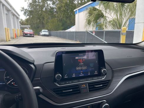 Used 2025 Nissan Altima 2.5 SV image 18