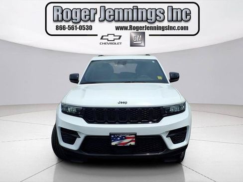 Used 2023 Jeep Grand Cherokee Altitude AWD/4WD image 7