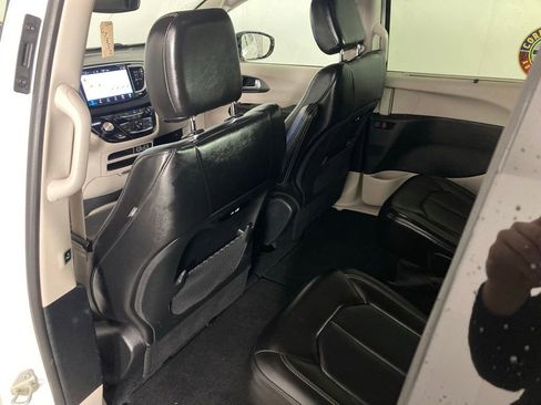 Used 2024 Chrysler Pacifica Touring-L image 13
