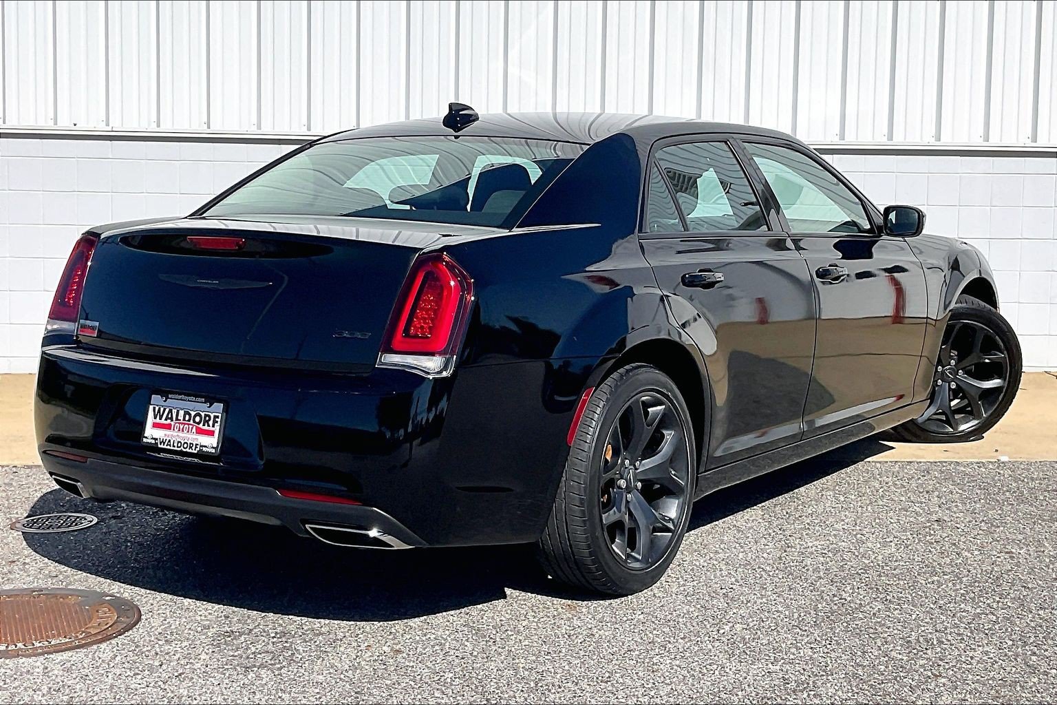 Used 2023 Chrysler 300 Touring w/ Sport Appearance Package RWD image 17