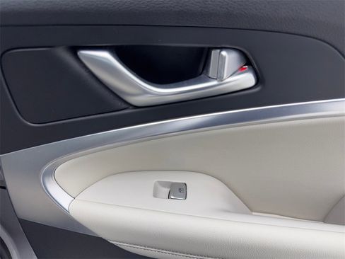 Used 2025 Genesis G70 2.5T image 43