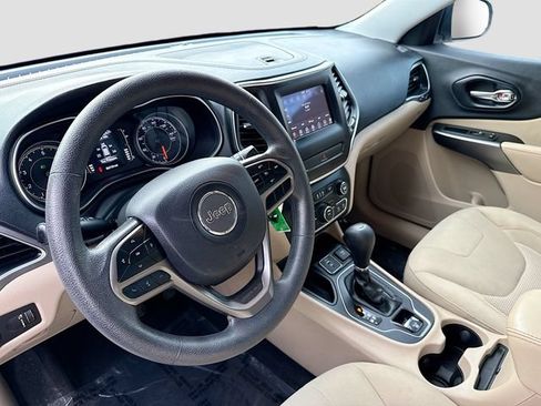 Used 2019 Jeep Cherokee Latitude w/ Popular Appearance Group FWD image 9