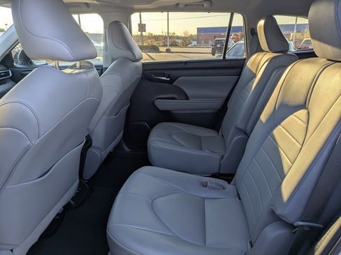 Used 2020 Toyota Highlander XLE image 15
