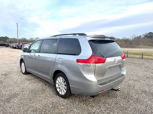 Used 2011 Toyota Sienna LE image 11
