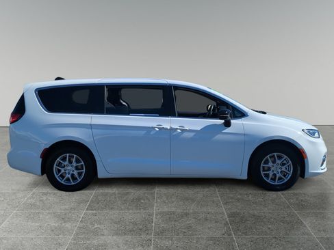 Used 2024 Chrysler Pacifica Touring FWD image 6