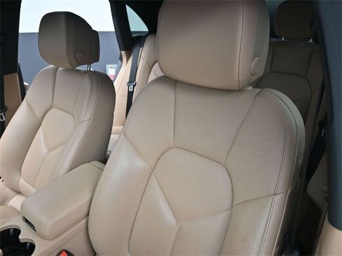 Used 2022 Porsche Macan image 13