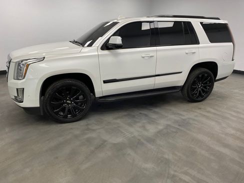 Used 2019 Cadillac Escalade Luxury image 3
