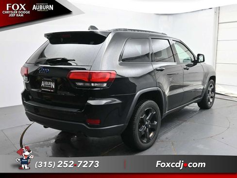 Used 2018 Jeep Grand Cherokee Laredo AWD/4WD image 16