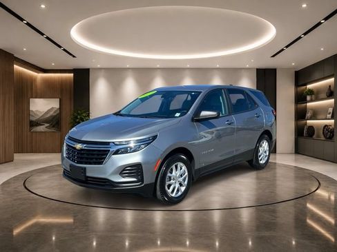 Used 2023 Chevrolet Equinox LS w/ LS Convenience Package FWD image 2