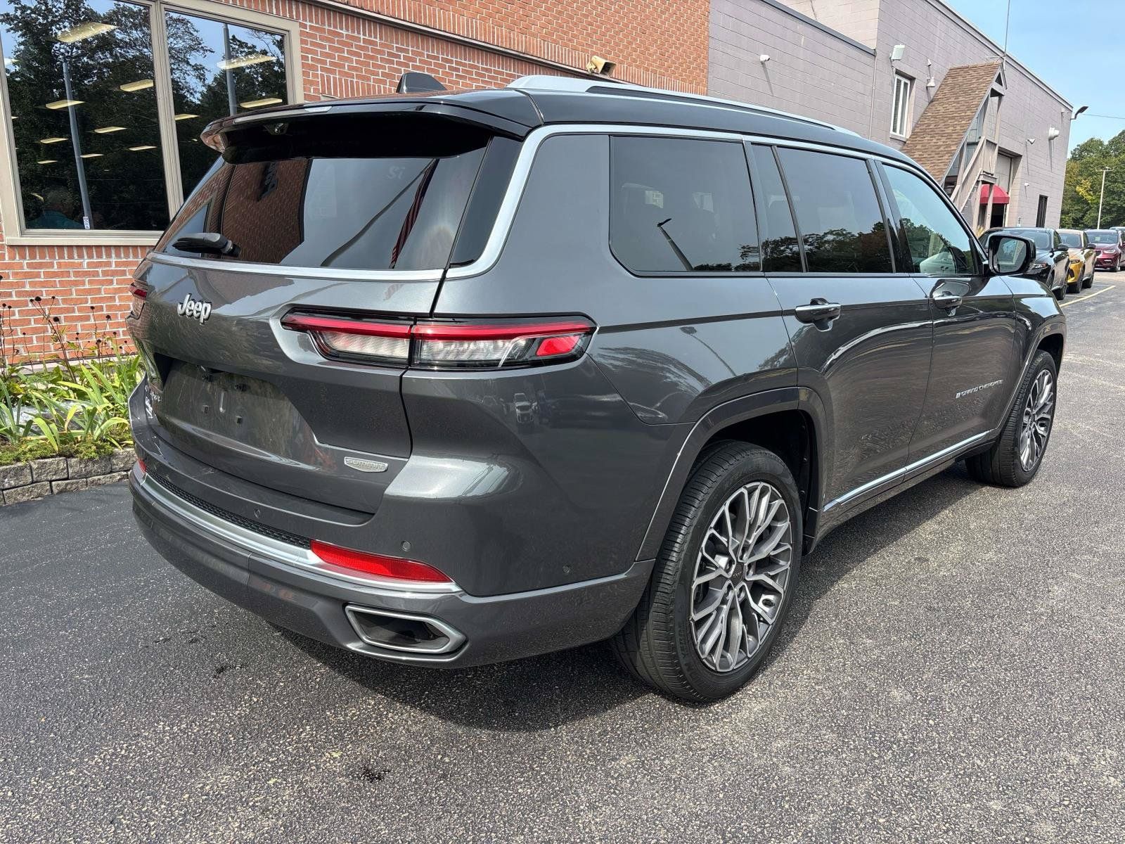 Used 2023 Jeep Grand Cherokee L Summit AWD/4WD image 34