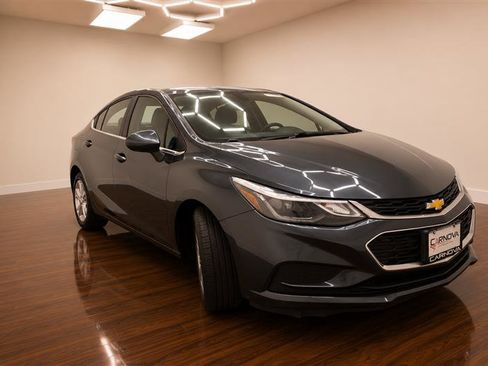 Used 2017 Chevrolet Cruze LT w/ Convenience Package FWD image 10