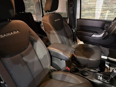 Used 2018 Jeep Wrangler Unlimited Sahara w/ Connectivity Group image 30