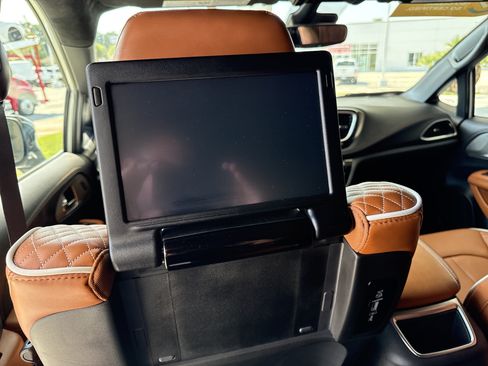 Used 2026 Chrysler Pacifica Pinnacle FWD image 28