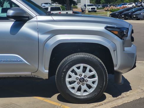 Certified 2025 Toyota Tacoma SR5 AWD/4WD image 7